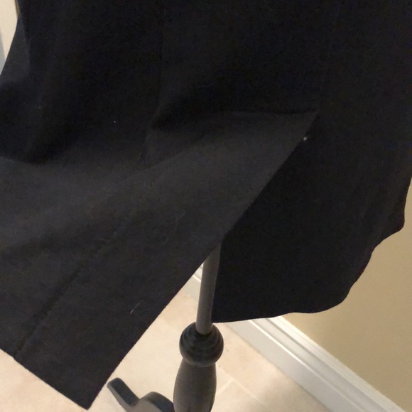 Esley Classic Point collar, synched sleeves, rounded equestrian tail hem - Picture 7 of 9